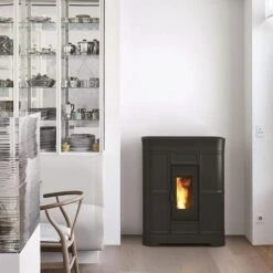 Pelletofen Sergio Leoni Maria Costanza 7 KW -Top Fram Geschaft Costanza amb 01 min 1600x1600