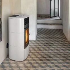 Pelletofen MCZ CLUB Air 10 UP! M3 10 KW -Top Fram Geschaft Pelletofen MCZ CLUB Air Matic 10 M3 Core Weiss Ambient 1600x1600