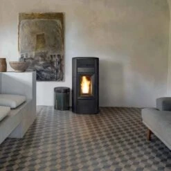 Pelletofen MCZ CLUB Comfort Air 12 UP! M3 11,9 KW 7 Pelletofen MCZ CLUB Comfort Air 12 UP! M3 11,9 KW -Top Fram Geschaft Pelletofen MCZ CLUB Keramik Schwarz Ambient 1600x1600 1