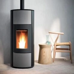 Pelletofen MCZ HALO Air 8 UP! M1 8,1 KW -Top Fram Geschaft Pelletofen MCZ HALO Silber Ambient 2 1600x1600