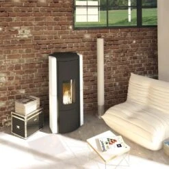 Pelletofen Olsberg Arina 3.0 | 6 KW Raumluftunabhängig -Top Fram Geschaft Pelletofen Olsberg Arina Keramikverkleidung Schneeweiss Ambient 1600x1600